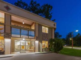 Super 8 by Wyndham Traverse City, hotel near Cherry Capital Airport - TVC, 