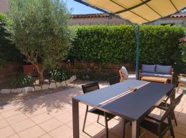 House for 4 with green yard, hotel i Fréjus