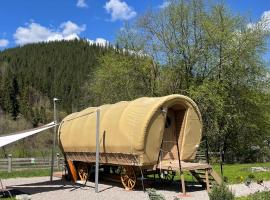 White Spring Glamping, glamping em C&acirc;mpulung Moldovenesc