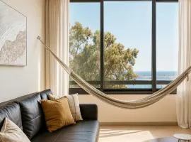 Larnaca Seaview Apartment with pool & parking