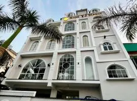 Hotel Y J Manor