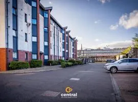 Trades Lane by CENTRAL SERVICED APARTMENTS - City Centre - 2 Bedrooms - En-Suite Bathroom - Dedicated Parking Space - Fully Equipped - Walk Away From Dundee Bus & Train Station - City Centre - Fully Equipped