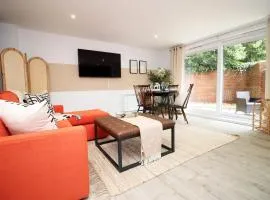 MODERN BOURNEMOUTH BEACH APARTMENT- SLEEPS 6 - PRIVATE GARDEN, ULTRAFAST Wifi, PRIVATE PARKING SPACE, FLAT SCREEN TV, 1 MINUTE WALK FROM BARS & RESTUARANTS