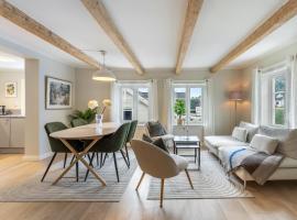 Stilfull bolig med 4 soverom - n&aelig;r Arendal sentrum med parkering, h&ocirc;tel avec parking &agrave; Arendal