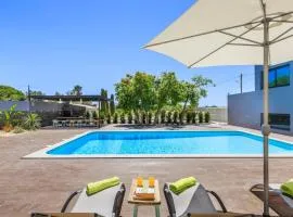 Sea-view villa in Quelfes + Shared pool