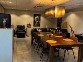 B&B De Tobbedanser Harlingen, bed & breakfast σε Χάρλινγκεν