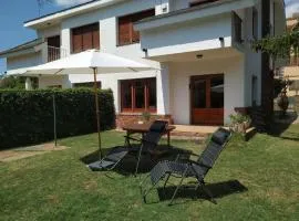 Casa amb jardí i llar de foc