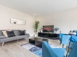 Modern 4-Bed, Parking, Pool Table, Sleeps 11