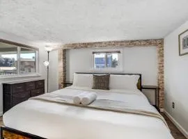 Comfy 2 BR Den - Pet Friendly