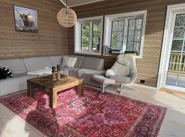 Skogshytte på Skreia, cabin in Brattlia