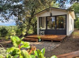 Suite privée indépendante en bois- Sud Ardèche: Saint-Paul-le-Jeune şehrinde bir otel