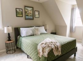 ~ The Cozy Farmhouse ~ | Sleeps 10+ | Farm Views, hotel em Murfreesboro