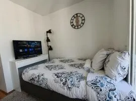 Cozy Room with Private Bathroom near Paris LaDefense Arena