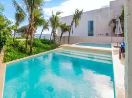 Chic Beachfront Condo Ocean View Rooftop Pools