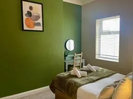 3-Bed Home Close to City Centre, Stadium & Baltic