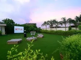 3 BHK Luxury Farm with swimming pool ,Jacuzzi ,open air screen & lawn for Big Groups