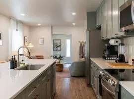 Stunning 2 BR - Parking and Walk to Park