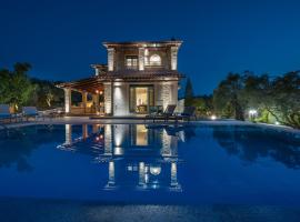 Tierra Verde, Luxury Retreat with 3 Acres Lush Garden