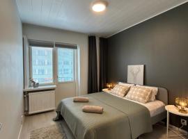 Design and chill two-room condo with balcony near bus- and railwaystation, condo em Turku