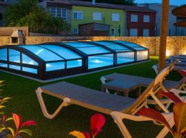 Casa El Rincón de Alberto con Piscina CLIMATIZADA y Calefacción, Hotel in Camelle