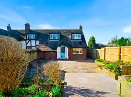 Charming Harvington Cottage - Hot Tub, Pet Friendly, Sleeps 11