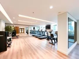 Beachfront 1B at Palm Jumeirah with Balcony & Views