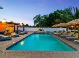 Lakefront Villa Tropical Backy