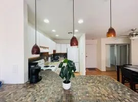 Stylish Condo Retreat Quiet, Pet-friend, Parking