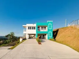Home for 10 with Pool and Solar Panels in Caguas!