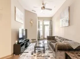 Stylish 1BR Uptown Apartment