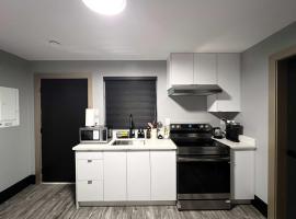 Spacious 2-Bedroom Retreat in Burnaby โรงแรมในเบิร์นนาบี