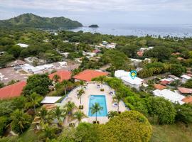 Modern Top-Floor Condo with Panoramic Views and Community Pool, hotel em Coco