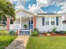 Jacksonville Hideaway Modern Pet-Friendly
