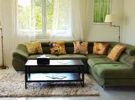 Spacious 3 room close to tram and amenities