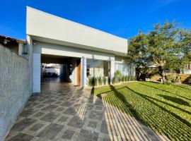 Sua casa de praia، فندق في إمبي