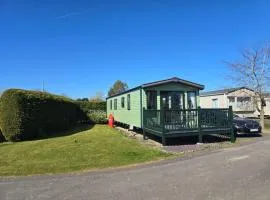 8 birth Diamond rated Caravan, en-suite, with decking at Parkdean resorts, Southview holiday park