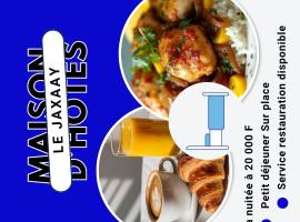 Maison d'h&ocirc;tes Jaxaay، فندق مع موقف سيارات في Keur Massar