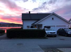 Unique house next to the sea, Hotel in Tromsø