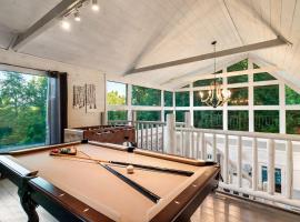 Smokies Getaway Special! Hot Tub, Games, Views & just 4 miles to Pigeon Forge!, khách sạn ở McCookville