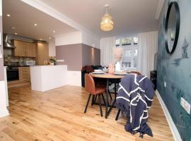 BURLINGTON LUXURY APARTMENT- SLEEPS 6- SUPER FAST WiFi- PRIVATE PARKING SPACE- FLAT SCREEN SMART TV- FREE ONSITE GYM- 1 MIN DRIVE TO BOSCOMBE PIER- GREAT LOCATION!, Hotel in Bournemouth