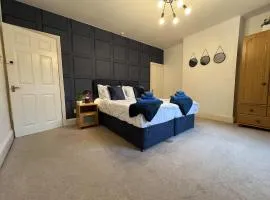Charming House - Walking distance to Town Centre - Sleeps 6 - Free Parking, Self-Check-In, Fast WiFi and Smart TV by Yoko Property