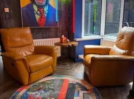 The Funky Hideaway with Hot Tub
