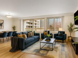 Crystal City Comfort 2BR with Parking and Gym, ξενοδοχείο στο Άρλινγκτον