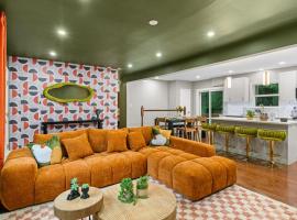 Elegant 5BR Home Sleeps 14 Minutes from DC - Russell, hotel in Alexandria