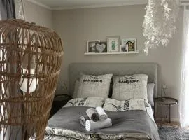 2 moderne Schlafzimmer mit großem Bad 62qm - Architektenhaus, ruhig, 2 min A8