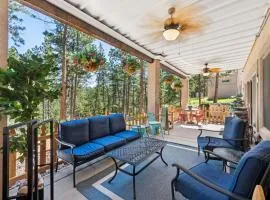 Lg 4-br 2-ba with pool table and 7 person -hottub 10 min to USAFA