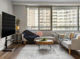 Stylish 2BR Arlington Near DC Free Parking & Gym, place to stay in Arlington