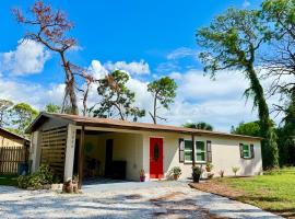 Relaxing 2 bed Siesta Key bungalow minutes from the beach，位于萨拉索塔的酒店