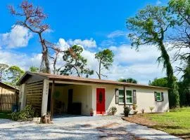 Cozy 2 bed Siesta Key bungalow 5 min from beach