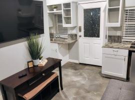 Red Roof Cottage 2 •hot tub• fire pit• cold plunge, hotel a Nampa